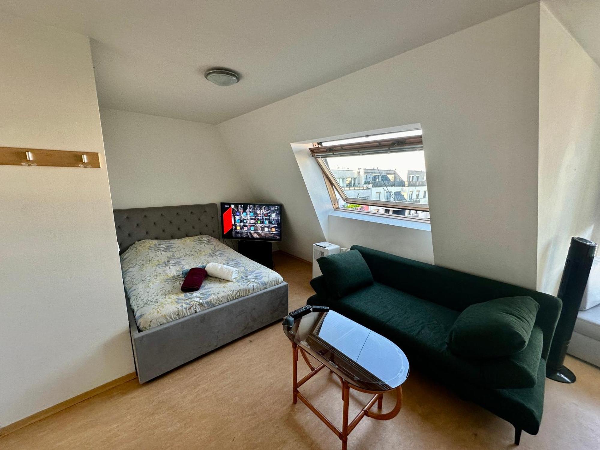 Appartement Cozy Bright Penthouse Close To U1 And U6 Metros Wenen